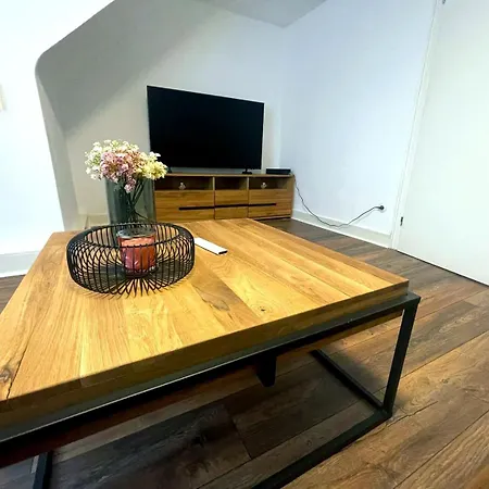 Premium Komfortwohnung Mit Balkon 120 Qm Und 2 Schlafzimmern Im Zentrum *