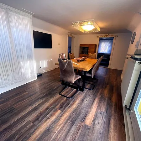 Apartment Premium Komfortwohnung Mit Balkon 120 Qm Und 2 Schlafzimmern Im Zentrum *