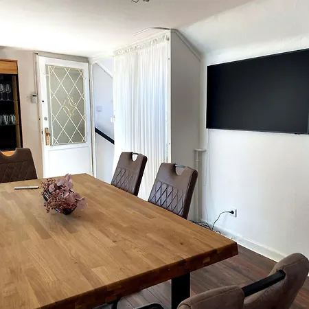 شقة Premium Komfortwohnung Mit Balkon 120 Qm Und 2 Schlafzimmern Im Zentrum