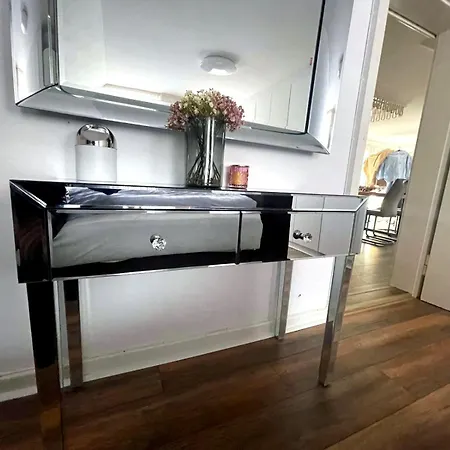 Premium Komfortwohnung Mit Balkon 120 Qm Und 2 Schlafzimmern Im Zentrum