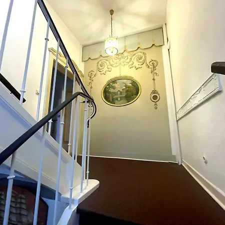 Premium Komfortwohnung Mit Balkon 120 Qm Und 2 Schlafzimmern Im Zentrum *